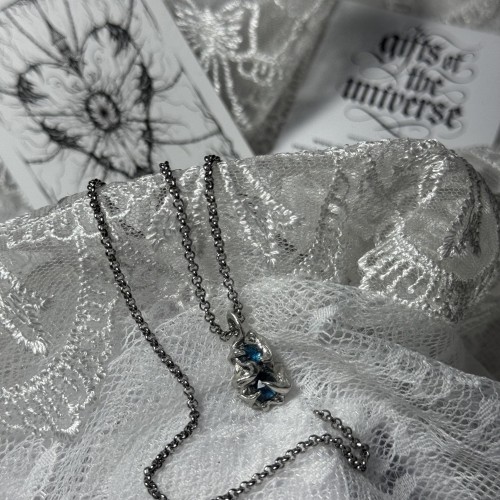 Ręcznie wykonany naszyjnik z kianitem w oprawie inspirowanej stylem vintage. Wisior wykonany techniką lutowania – elegancki i jedyny w swoim rodzaju egzemplarz biżuterii.