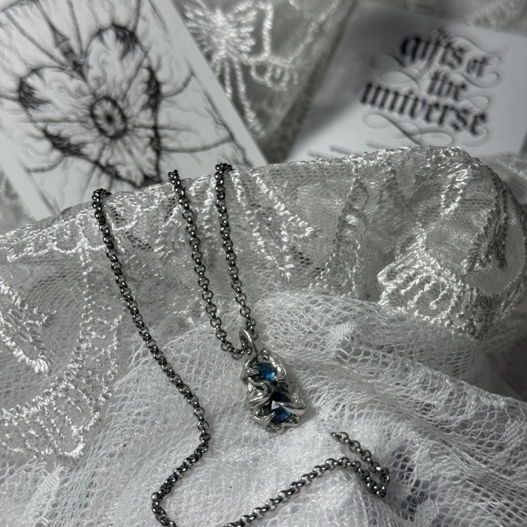 Ręcznie wykonany naszyjnik z kianitem w oprawie inspirowanej stylem vintage. Wisior wykonany techniką lutowania – elegancki i jedyny w swoim rodzaju egzemplarz biżuterii.