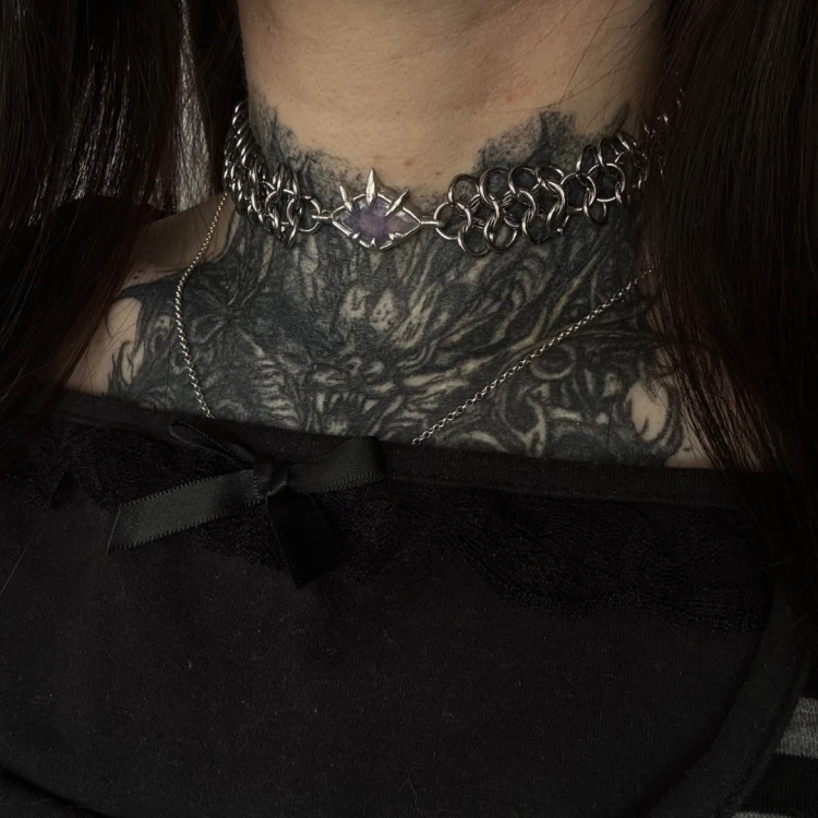 Wyjątkowy, ręcznie stworzony naszyjnik z opalitem (syntetyk) zatopionym w oprawie z cyny bezołowiowej na łańcuszku wykonanym starą techniką chainmail.