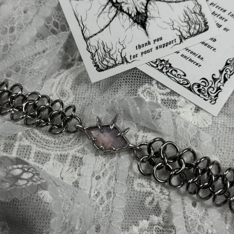Wyjątkowy, ręcznie stworzony naszyjnik z opalitem (syntetyk) zatopionym w oprawie z cyny bezołowiowej na łańcuszku wykonanym starą techniką chainmail.