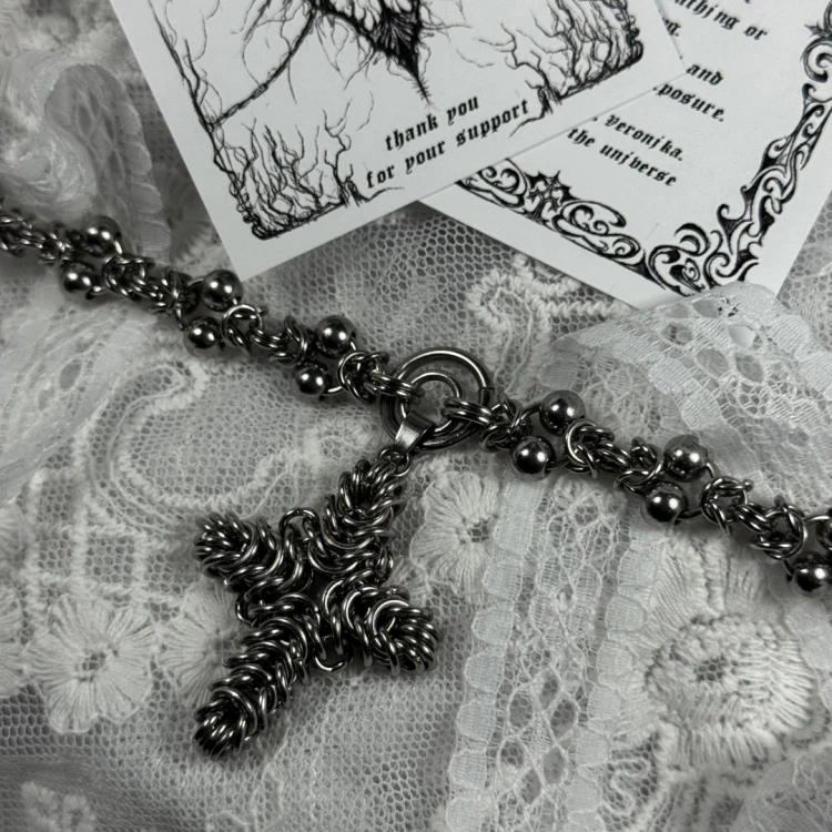 Wyjątkowy, mocarny ręcznie stworzony naszyjnik całkowicie wykonany starą techniką chainmail - żmudnego łączenia / plecenia metalowych kółek, dawniej używanej np. w rycerstwie do tworzenia kolczug, zbroi. Zawieszka - krzyż - stworzona również tą metodą.