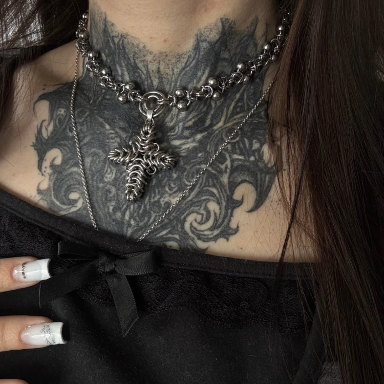 Wyjątkowy, mocarny ręcznie stworzony naszyjnik całkowicie wykonany starą techniką chainmail - żmudnego łączenia / plecenia metalowych kółek, dawniej używanej np. w rycerstwie do tworzenia kolczug, zbroi. Zawieszka - krzyż - stworzona również tą metodą.