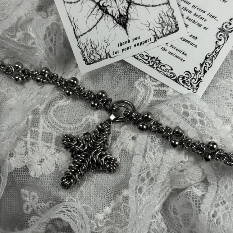 Wyjątkowy, mocarny ręcznie stworzony naszyjnik całkowicie wykonany starą techniką chainmail - żmudnego łączenia / plecenia metalowych kółek, dawniej używanej np. w rycerstwie do tworzenia kolczug, zbroi. Zawieszka - krzyż - stworzona również tą metodą.